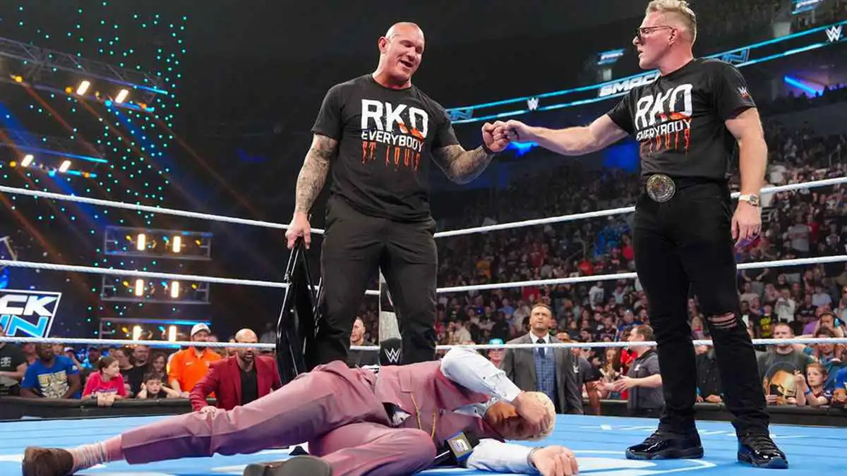بات مكافي يشارك راندي أورتن في إسقاط كودي ردوز بعرض "سماكداون" (فيديو)