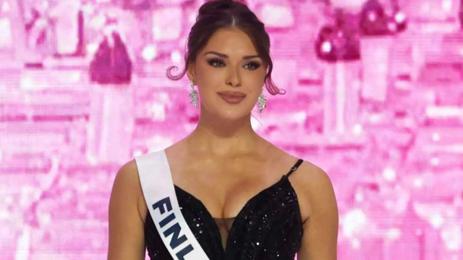 ملكة جمال فنلندا تفقد لقبها بعد إيماءة تحمل دلالات عنصرية (صور)