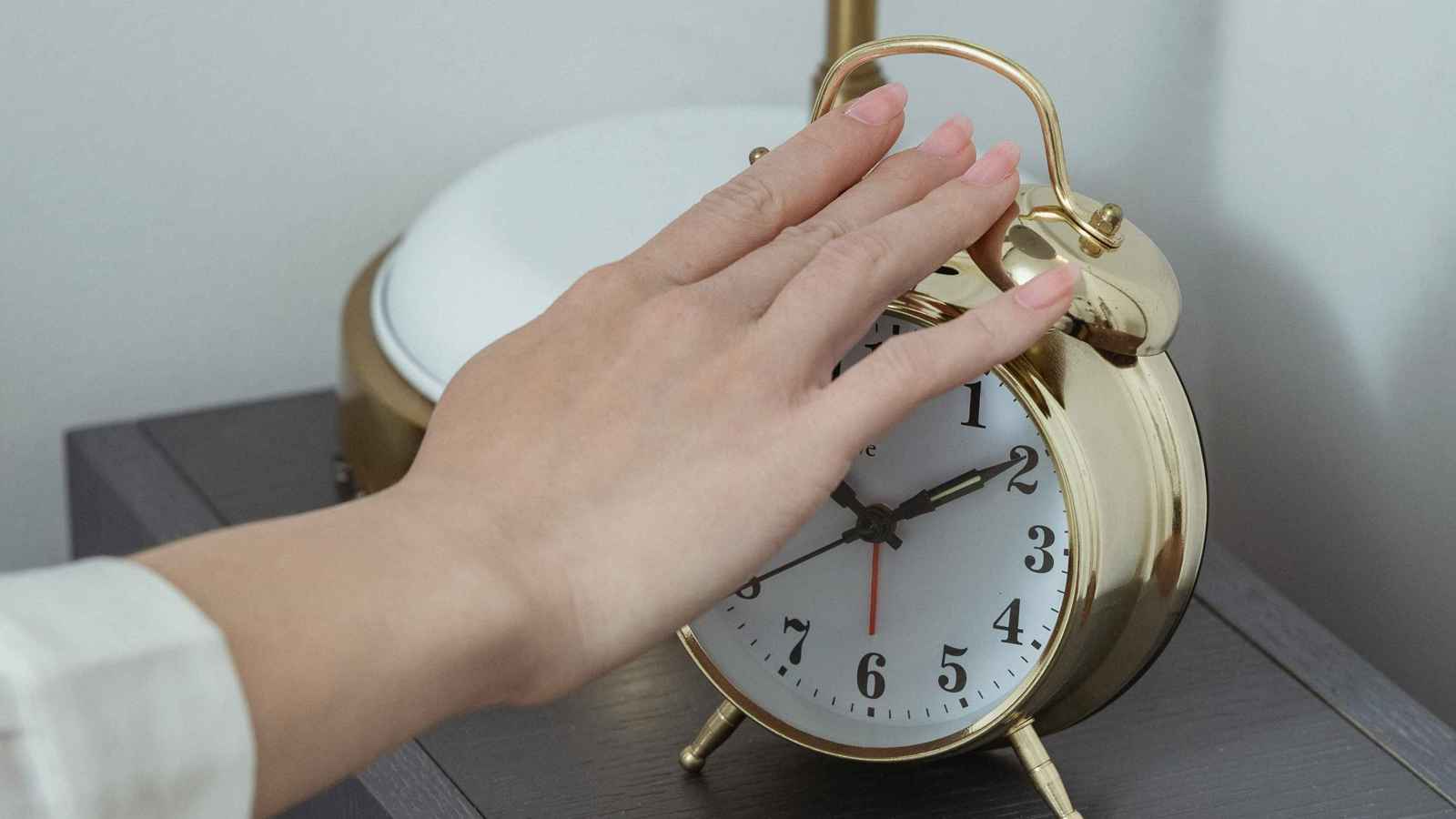 تأثير خطير.. لماذا عليك التخلص من منبهك؟