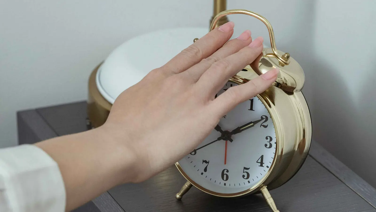 تأثير خطير.. لماذا عليك التخلص من منبهك؟