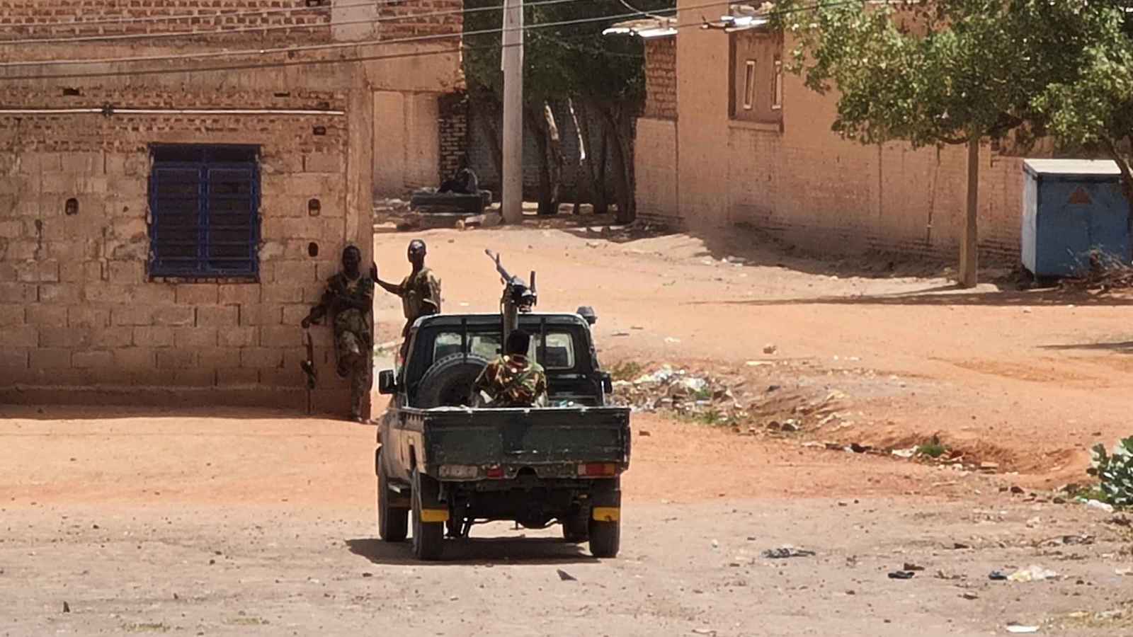 السودان.. احتدام المعارك في "الفاشر" والجيش يقصف جنوده "بالخطأ"