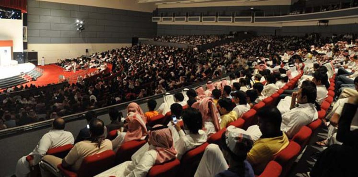 في حدث نادر.. حفل غنائي تحضره النساء في السعودية (صور)