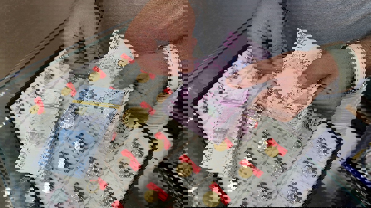 الليرة التركية تواصل الهبوط وسط توقعات بعدم رفع الفائدة