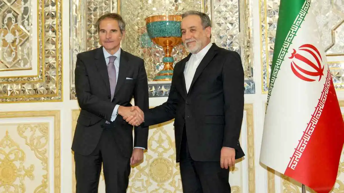 عراقجي يلتقي مدير الوكالة الدولية للطاقة الذرية عشية مفاوضات جنيف