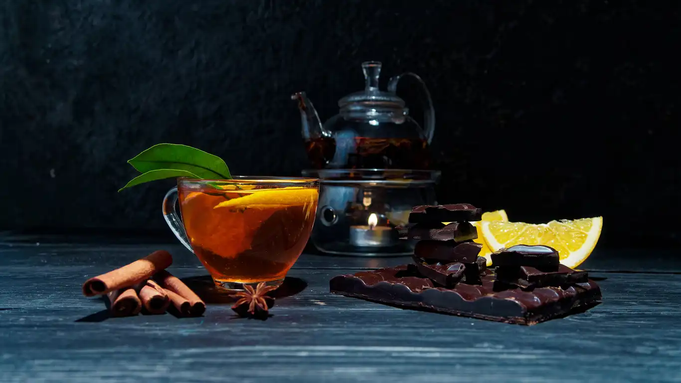 الشوكولاتة الداكنة مع الشاي