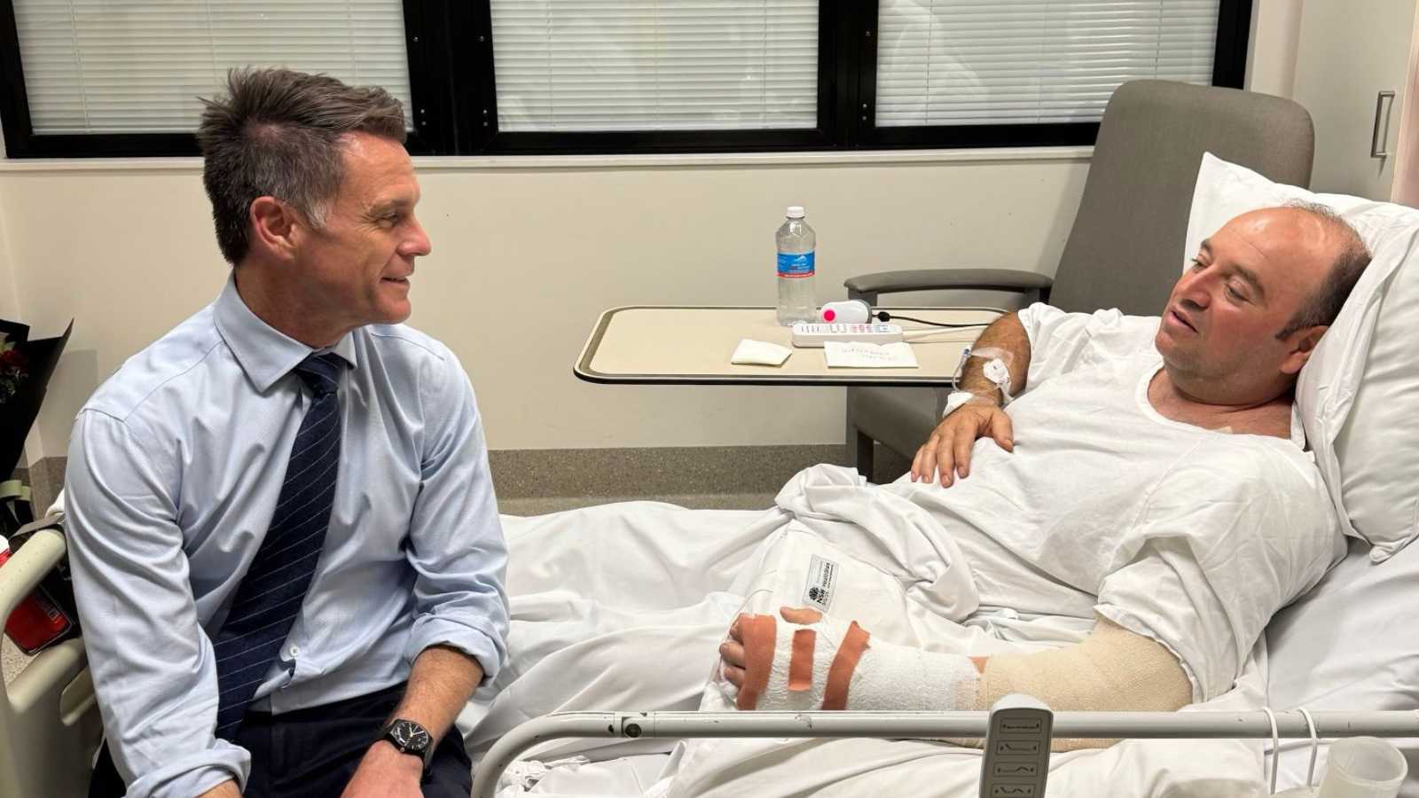 أول ظهور لأحمد الأحمد بطل هجوم سيدني من المستشفى (صور)