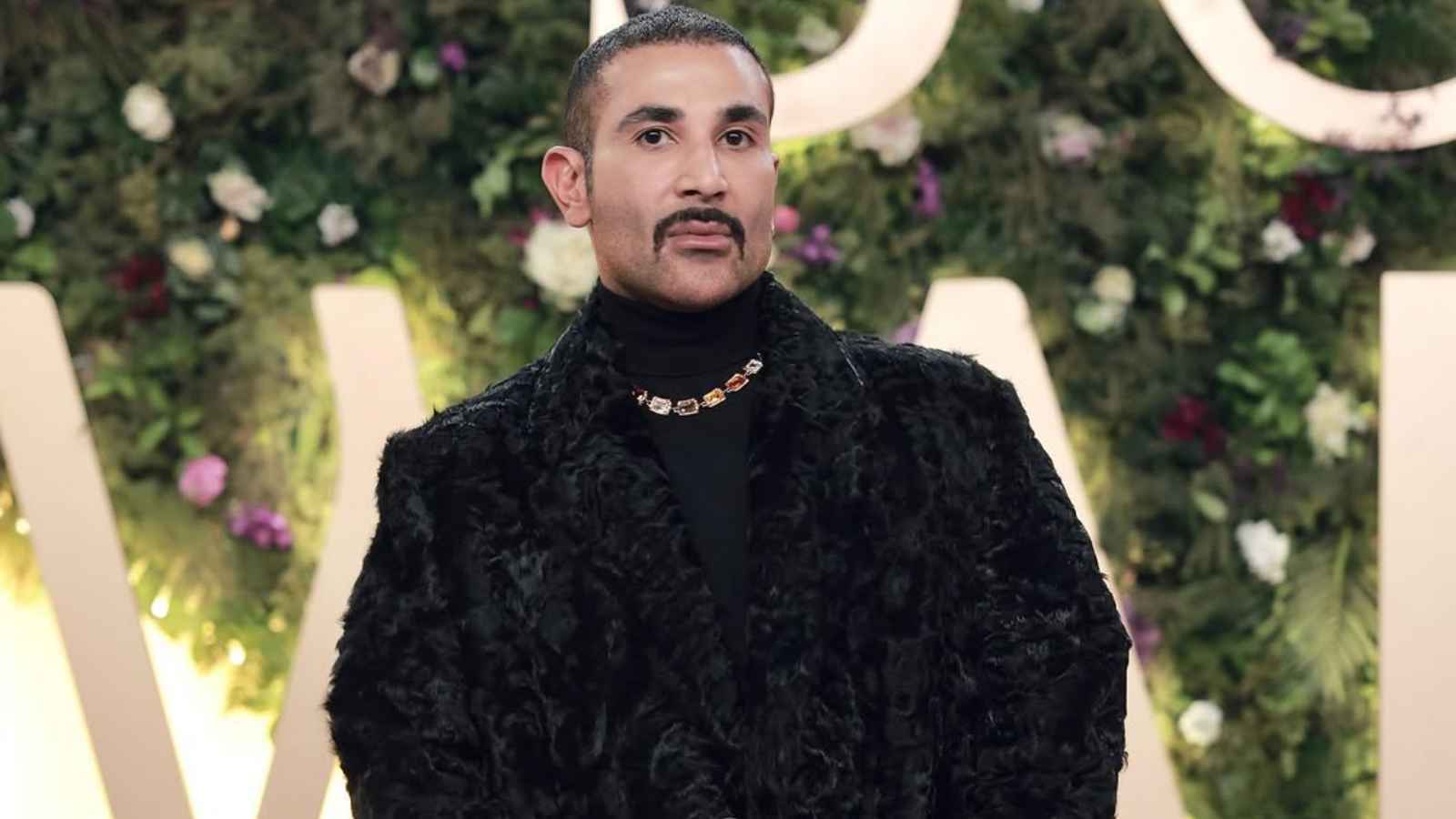 أحمد سعد يدافع عن "أقراط الرجال"