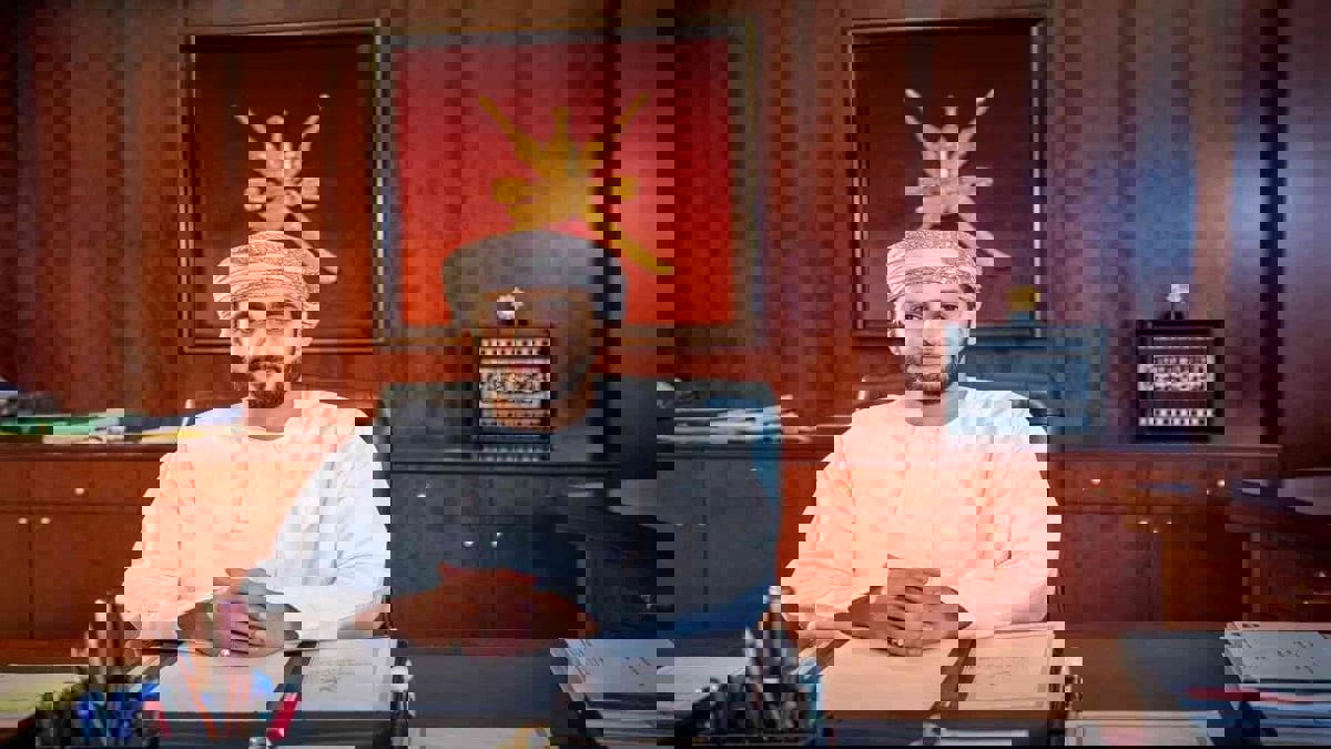 دبلوماسي وابن السلطان المقرب.. من هو ذي يزن؟ (فيديو)