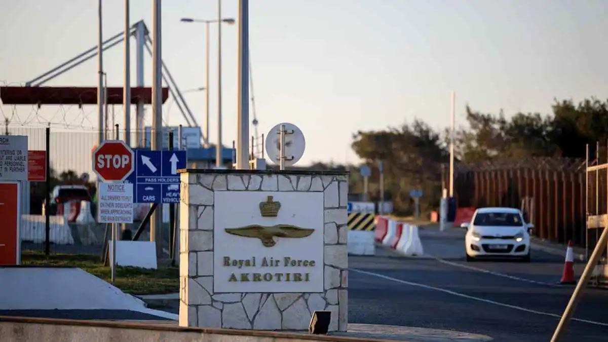 بريطانيا تسحب موظفين غير أساسيين من قاعدة في قبرص بعد غارة بمسيّرة