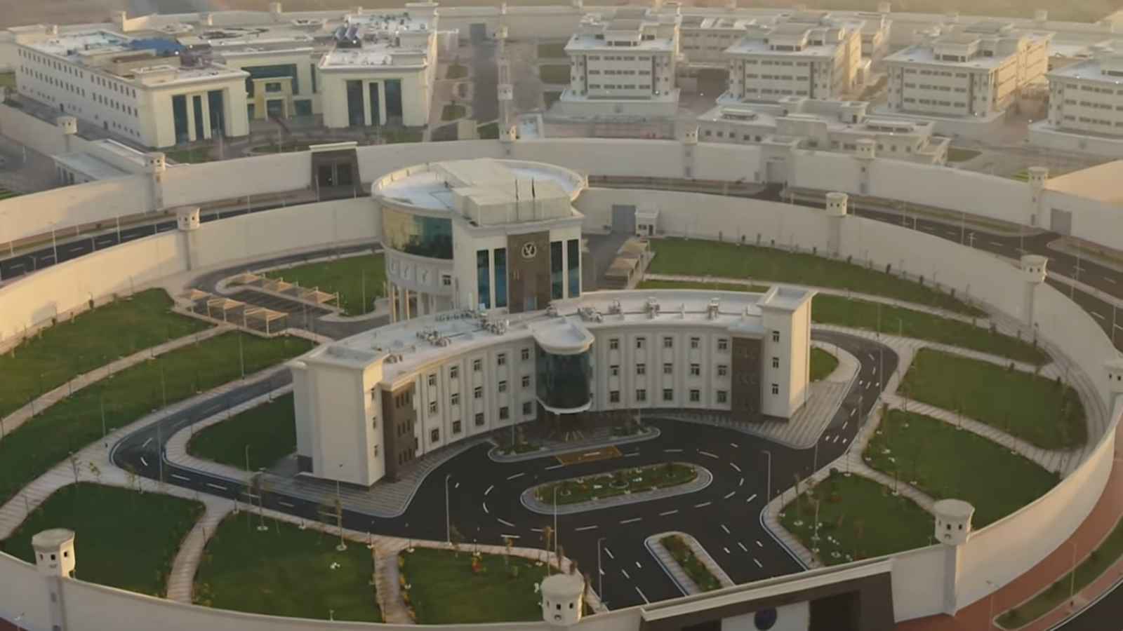 مصر.. قرار قضائي بشأن أكبر مزور شهادات جامعية و16 آخرين