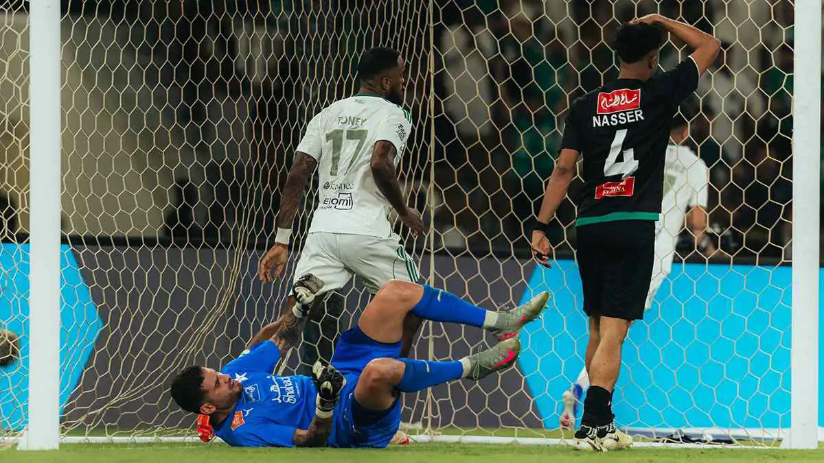 لاعب لا يقهر.. ماذا قالت صحف العالم بعد تألق نجم الأهلي السعودي؟