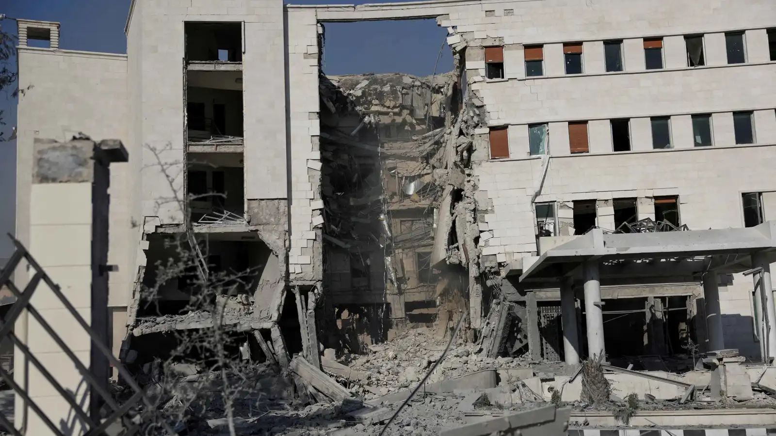 رويترز: دبلوماسيون غربيون كانوا قرب وزارة الدفاع السورية وقت الهجوم