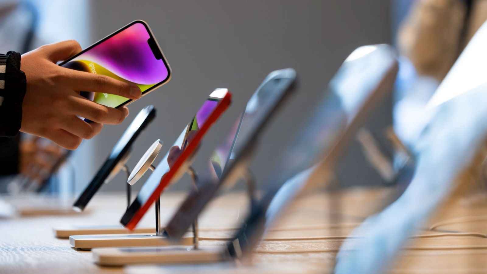 خبراء يحذرون: لا تشترِ هاتف آيفون الآن‎