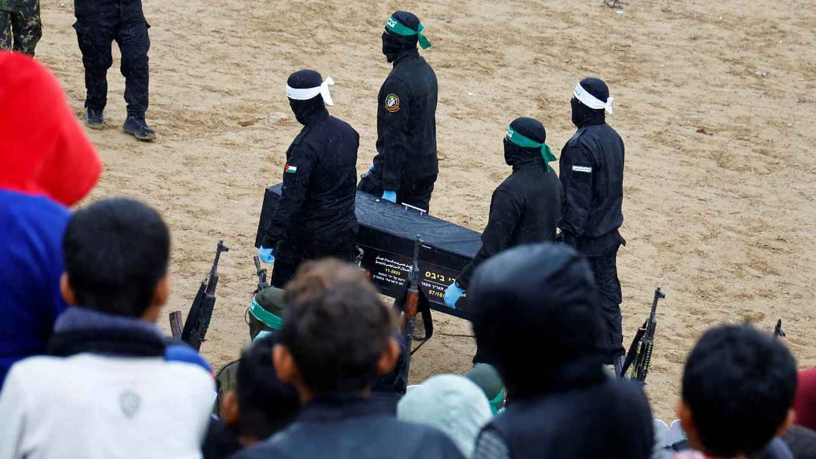 حماس تعلن فقدان الاتصال برهينتين وتطالب بوقف العمليات لإخراجهما