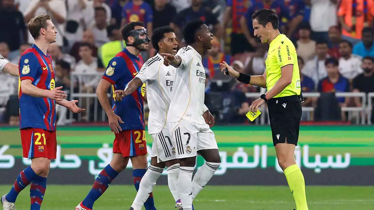 قراران مؤثران جداً.. خبير تحكيمي يصدم حكم مباراة ريال مدريد وبرشلونة