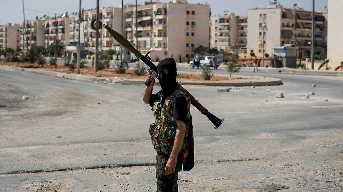 الجيش السوري يقصف مقر قيادة للفصائل المسلحة شمالي حلب