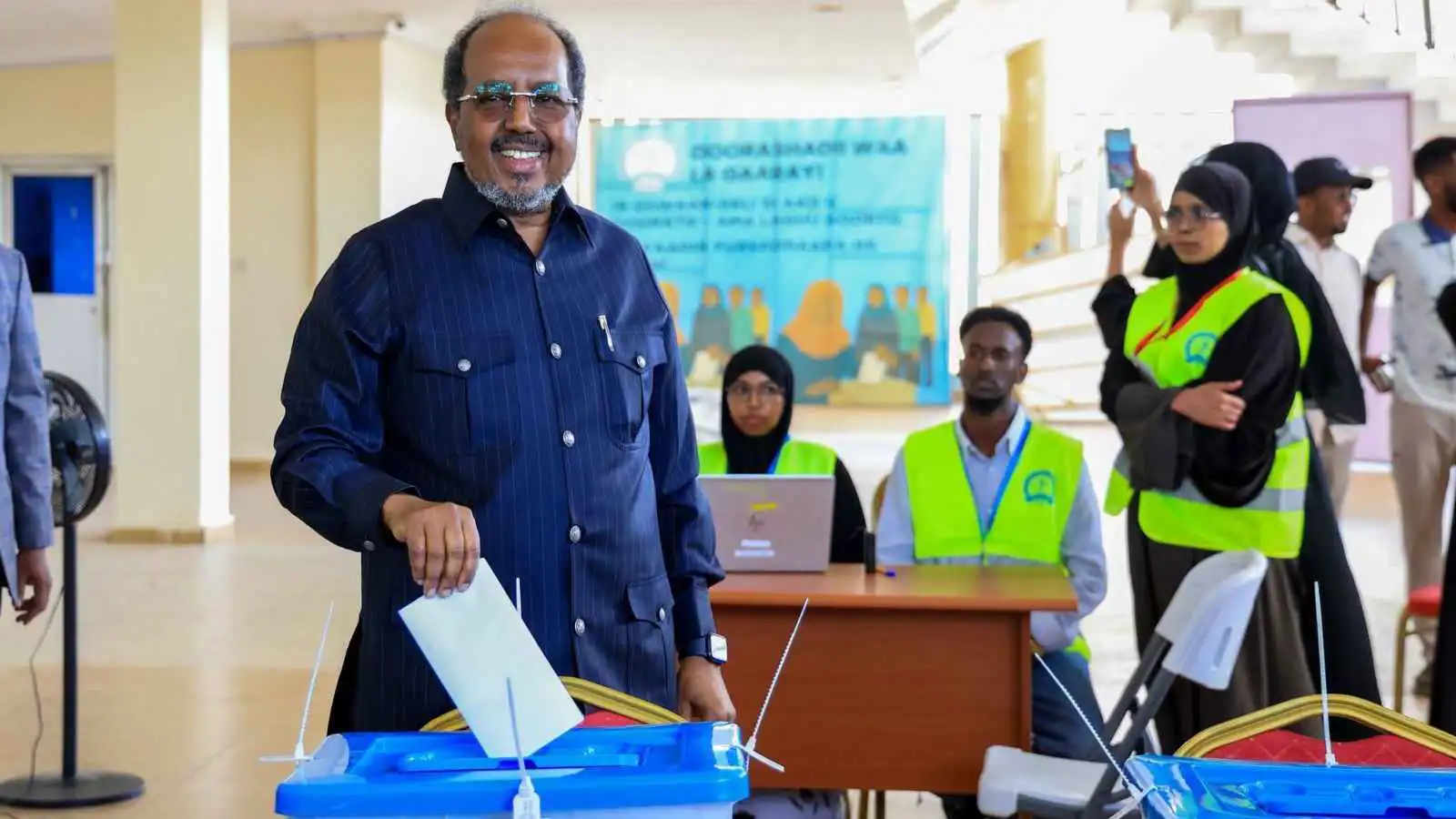 أول انتخابات محلية منذ 60 عاماً.. الصوماليون يقبلون على مراكز الاقتراع بمقديشو