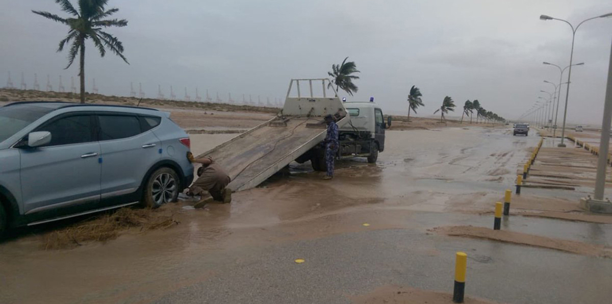 سلطنة عمان تنصح الشركات في ظفار بالتوقف عن العمل