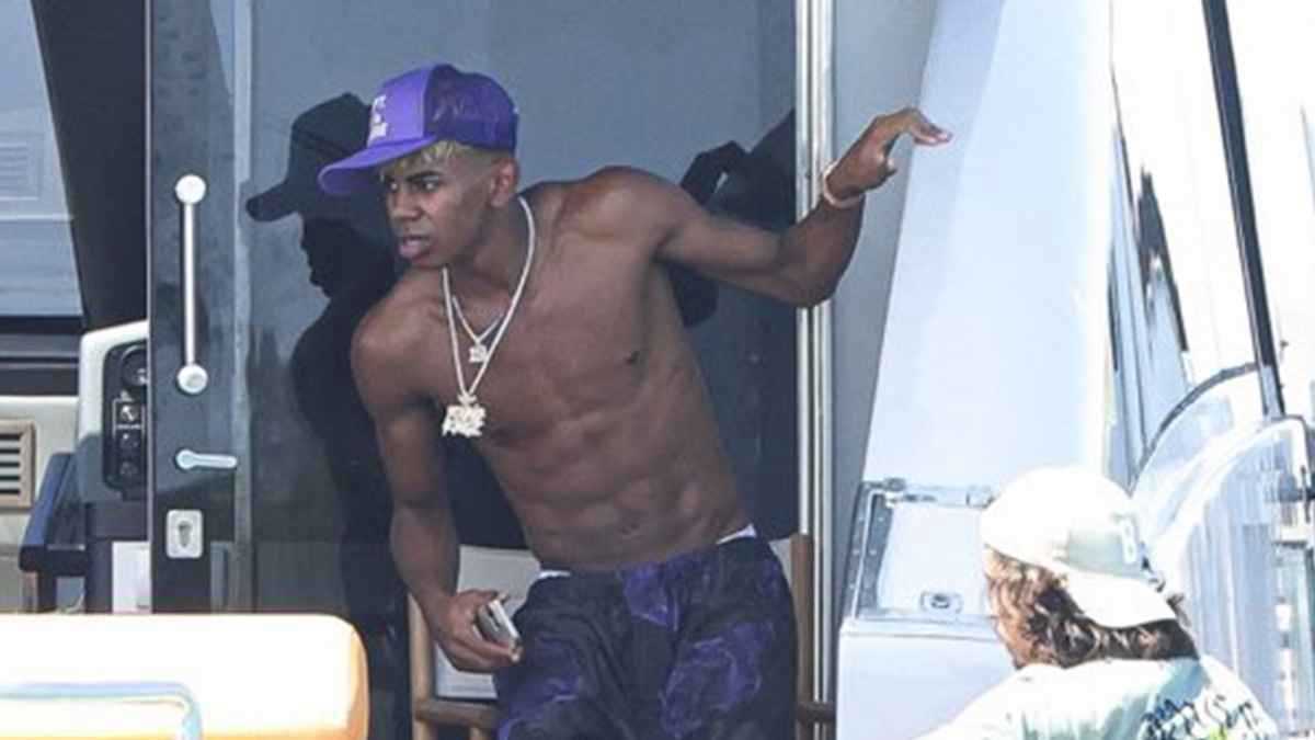 لماذا يلوي لامين يامال ذراع برشلونة؟