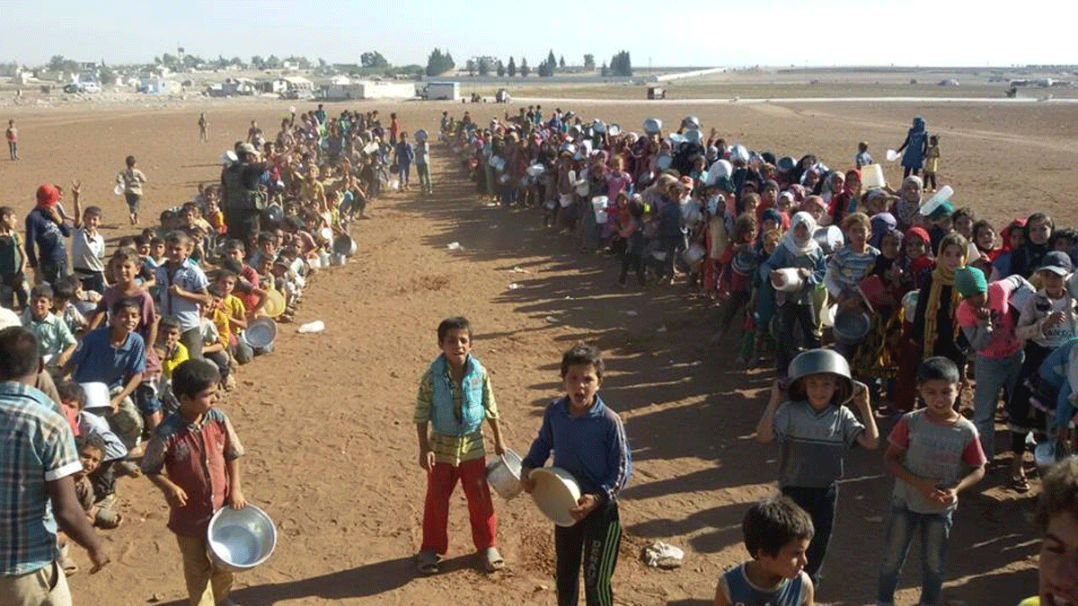 في المخيمات الحدودية.. النازحون السوريون يعتمدون على أطباء في شاحنات وخيام