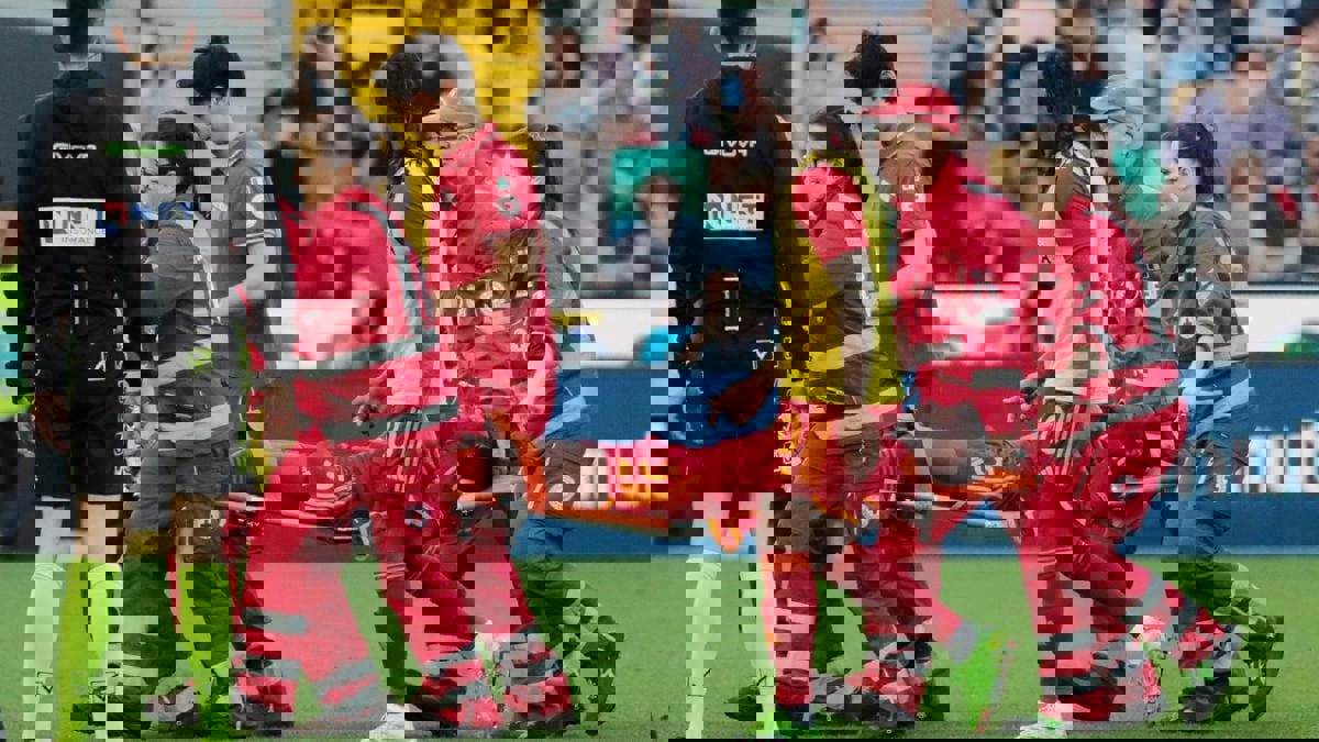 لحظات مرعبة لسقوط مدافع روما وإلغاء المباراة (فيديو)