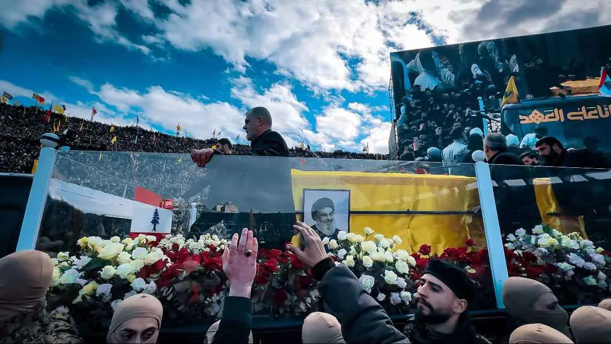 كيف تجنب لبنان أزمة سياسية في "فخ تشييع" نصر الله؟