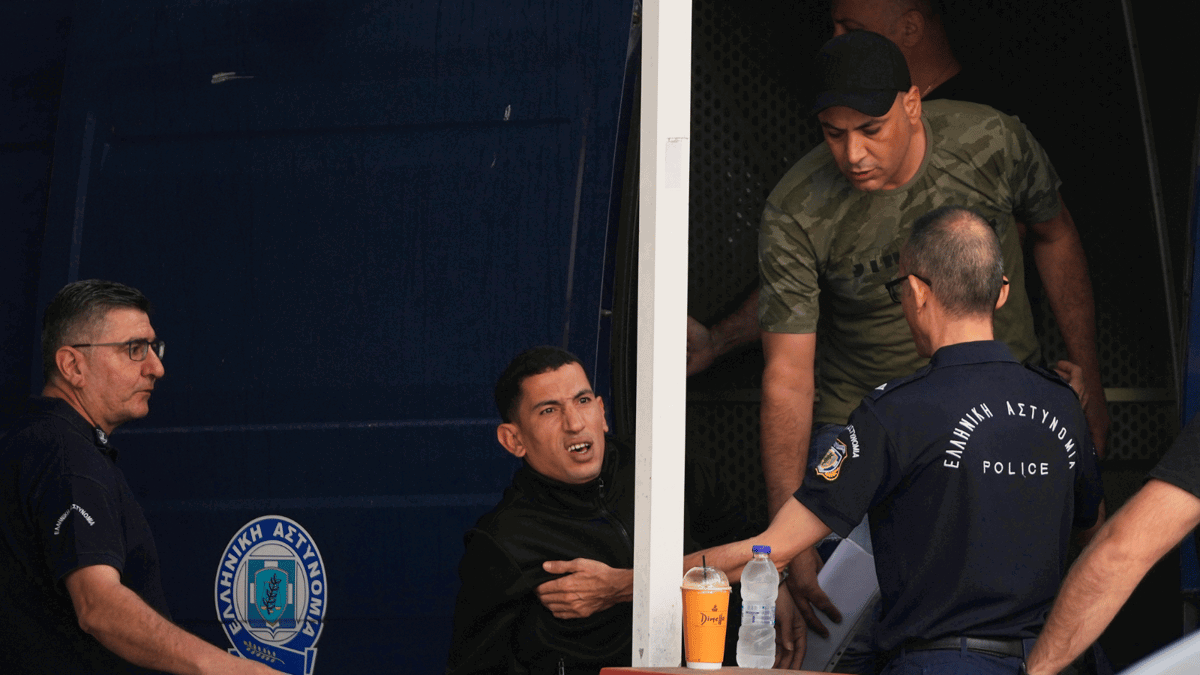 محكمة يونانية تسقط التهم الموجهة لـ9 مصريين في حادث غرق قارب مهاجرين
