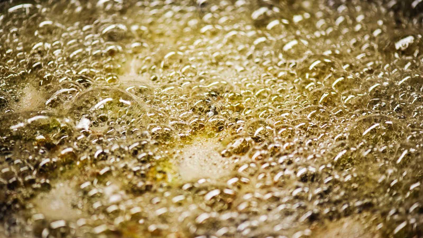 بعد زواجه بأخرى.. يمنية تسكب الزيت المغلي على زوجها أثناء نومه