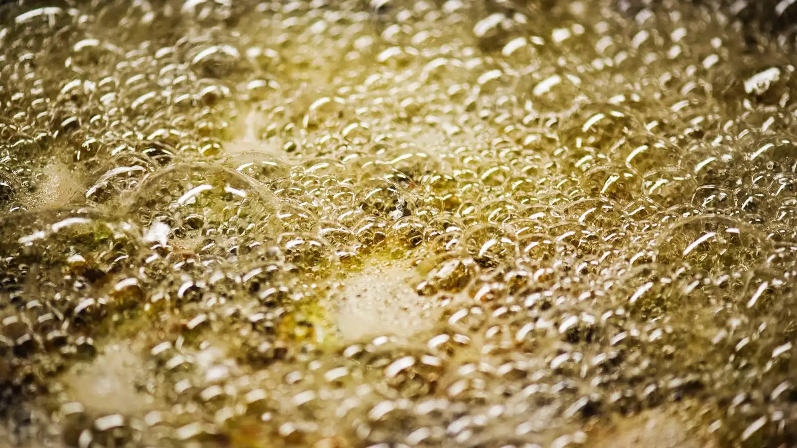 بعد زواجه بأخرى.. يمنية تسكب الزيت المغلي على زوجها أثناء نومه