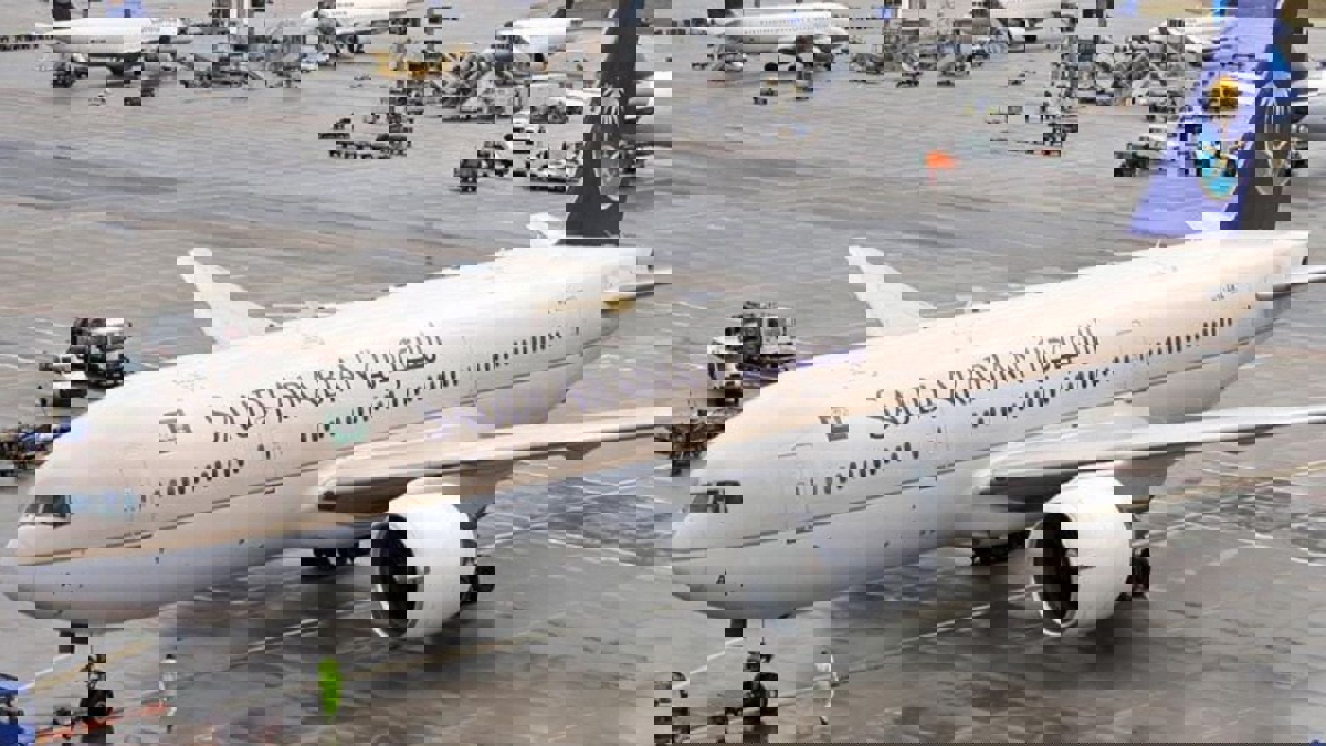 هبوط طائرة سعودية اضطرارياً في مطار القاهرة