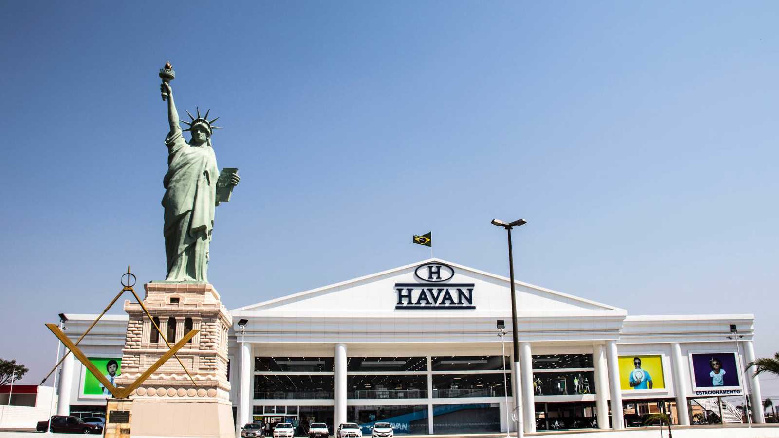 انهيار تمثال الحرية البرازيلي بعد عاصفة قوية (فيديو)