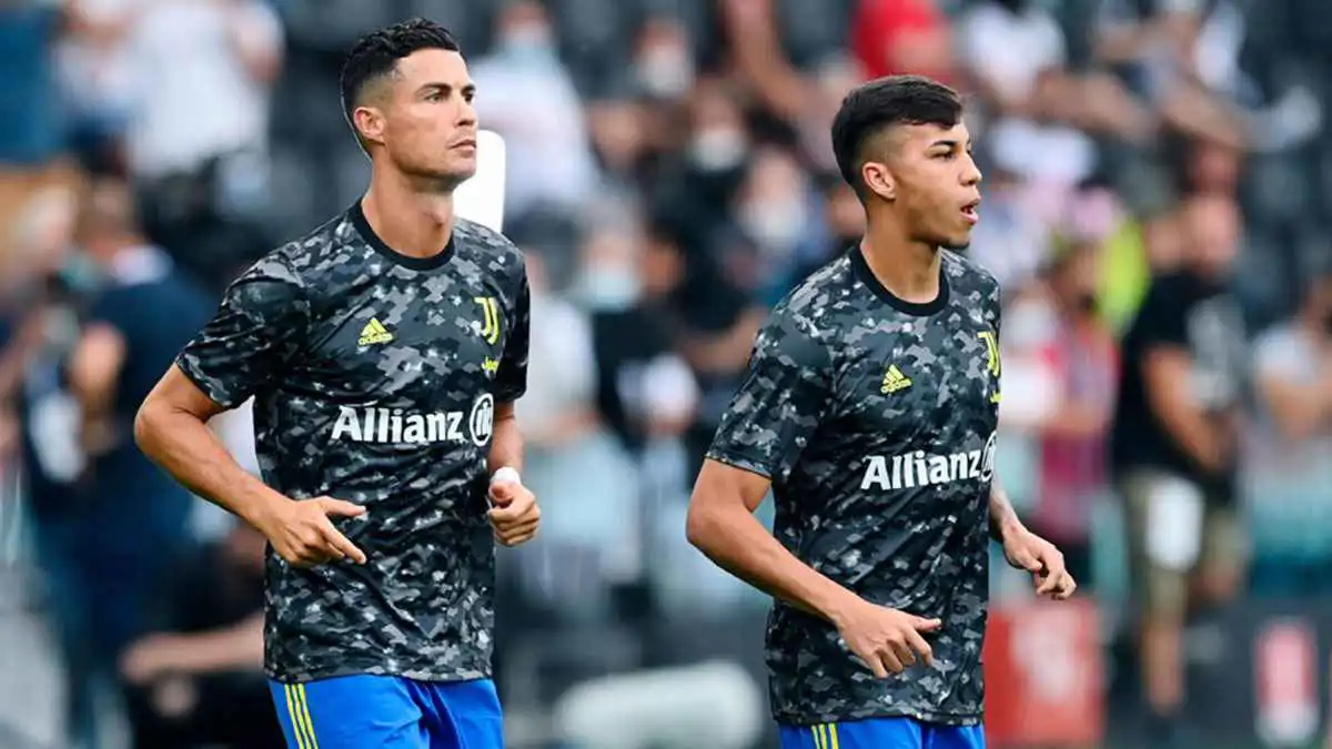 أنقذ مسيرته.. نجم برازيلي يوثق نصيحة كريستيانو رونالدو على فخذه (صور)