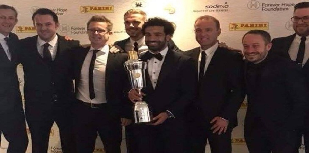 حقيقة صورة محمد صلاح مع جائزة أفضل لاعب في الدوري الانجليزي‎