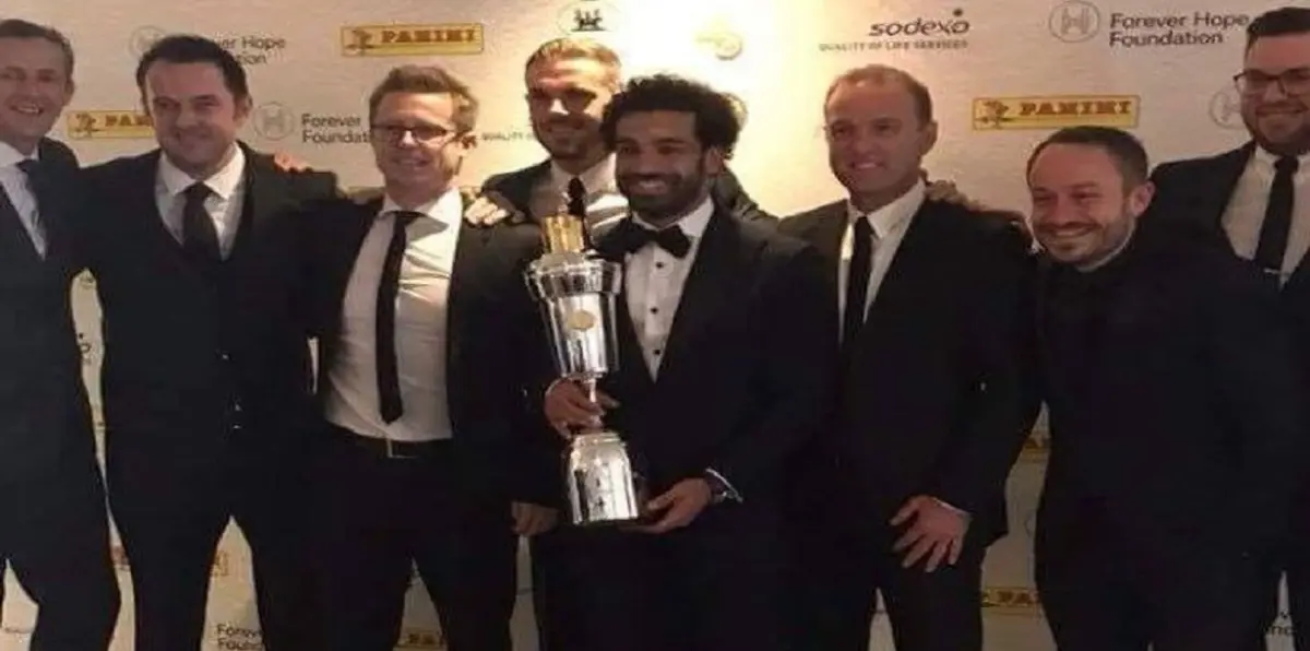 حقيقة صورة محمد صلاح مع جائزة أفضل لاعب في الدوري الانجليزي‎