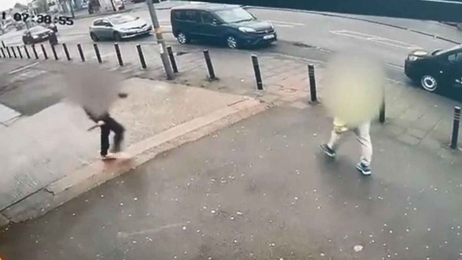 بريطانيا.. رجل يهاجم المارة بسكين ويطعن 4 أشخاص (فيديو)