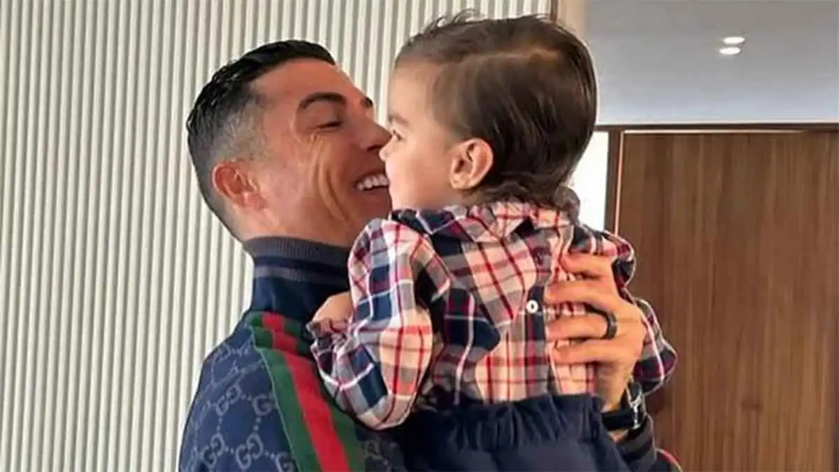 يصفف شعر ابنته.. جورجينا تنشر مقطعا رائعا لكريستيانو رونالدو (فيديو)