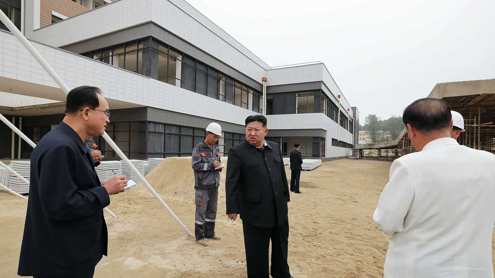 في استعراض قوة جديد.. كيم يشرف على اختبار محرك صاروخي متطور (صور)