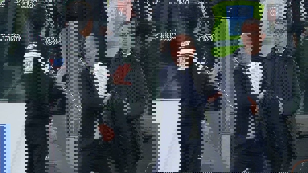 آليغري يقذف الحكم الرابع بمعطفه في مباراة يوفنتوس وإنتر ميلان (فيديو وصور)