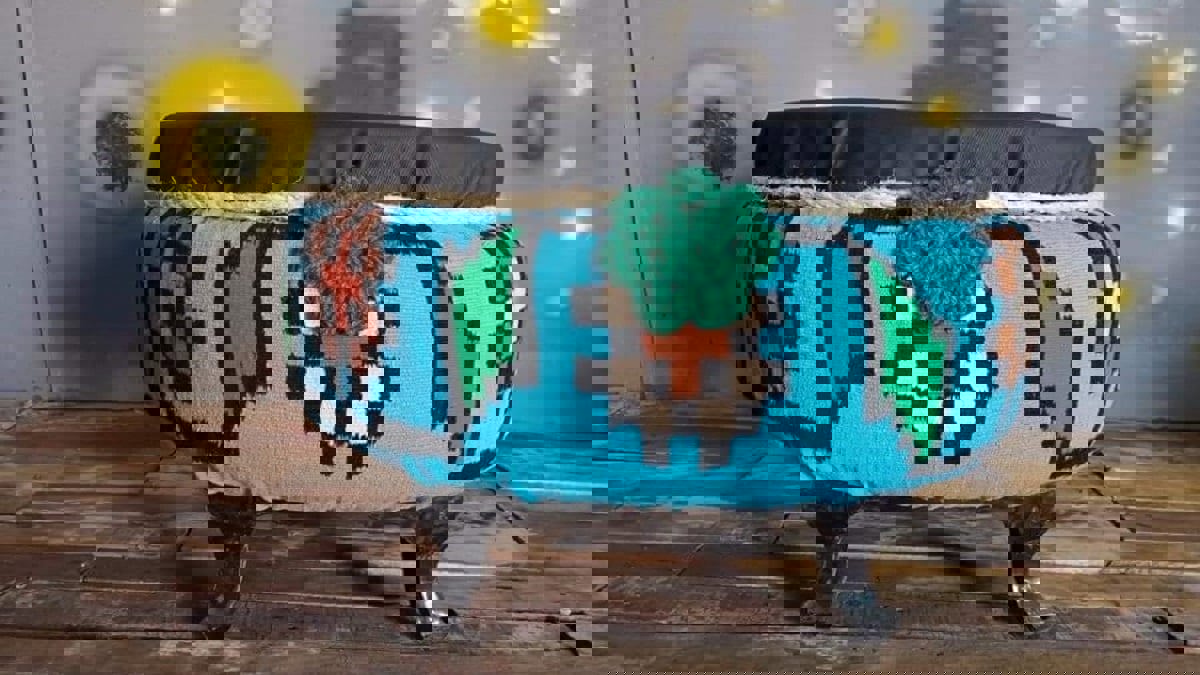 شاب تونسي يثير الإعجاب بتحويل العجلات المطاطية المهملة لتحف فنية (صور)