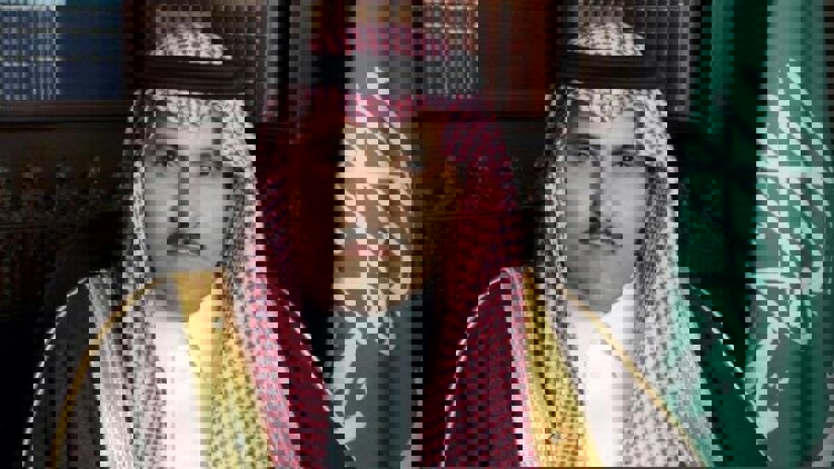 منحة الرافعات السعودية لميناءي عدن والمكلا تعبر الحدود اليمنية