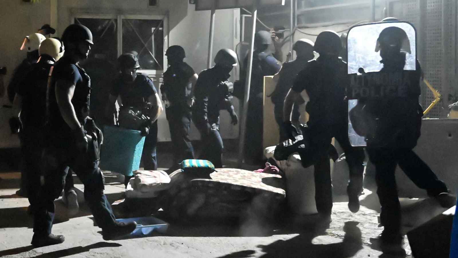 اليونان.. انتقادات بسبب ممارسات "تطفلية" بمراكز اللاجئين