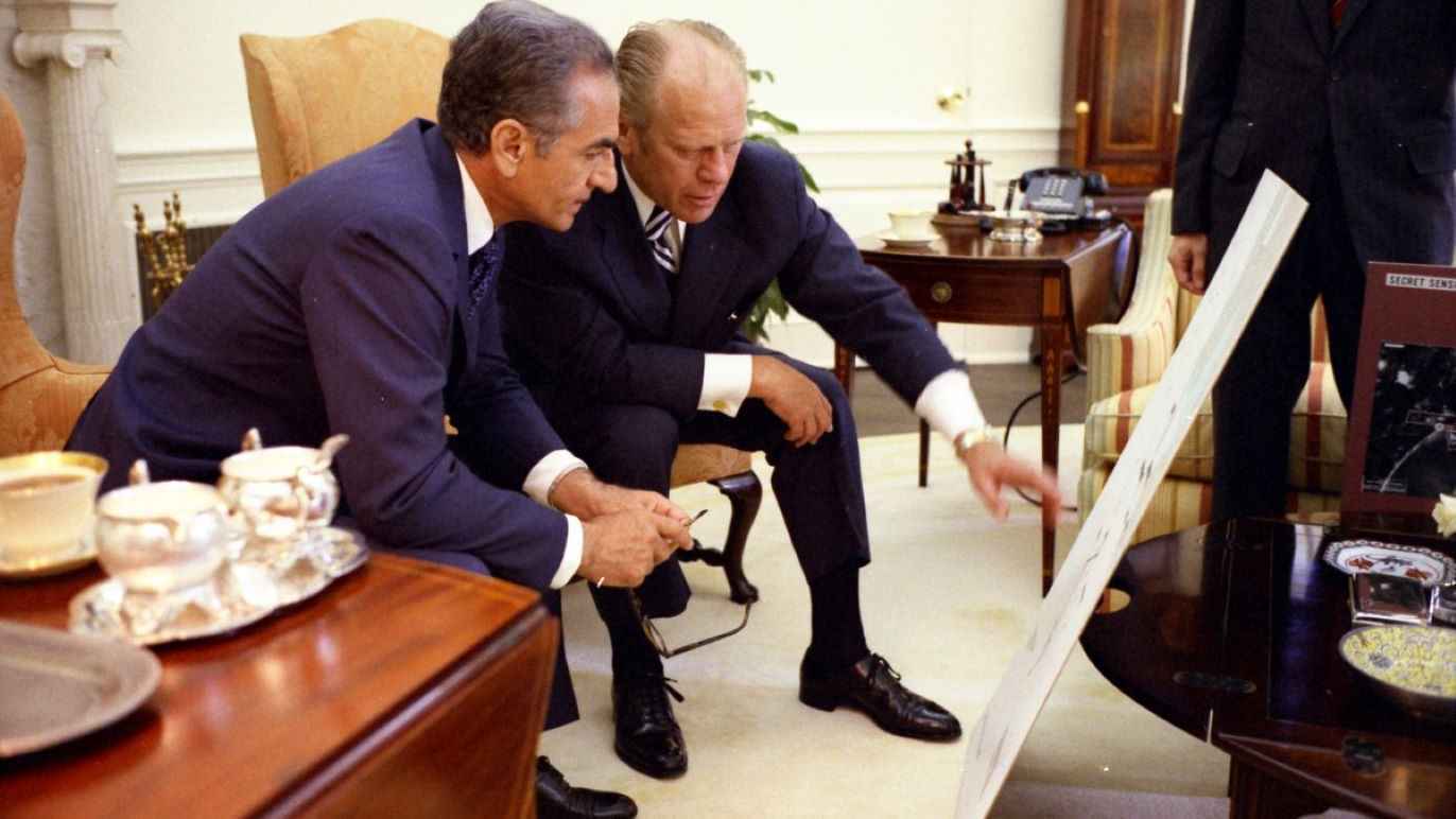 من الشاه إلى خامنئي.. واشنطن تمضي نصف قرن في "دوامة المفاوضات النووية"