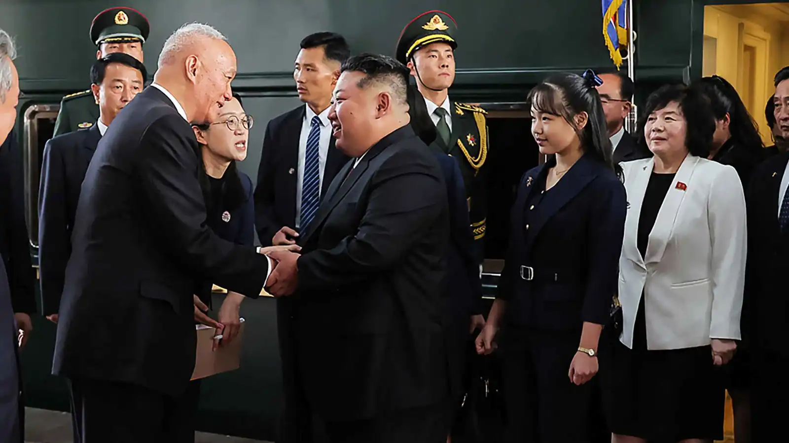 أول زيارة علنية للخارج.. "مدللة كيم" تتوسط قادة العالم في بكين (فيديو وصور)