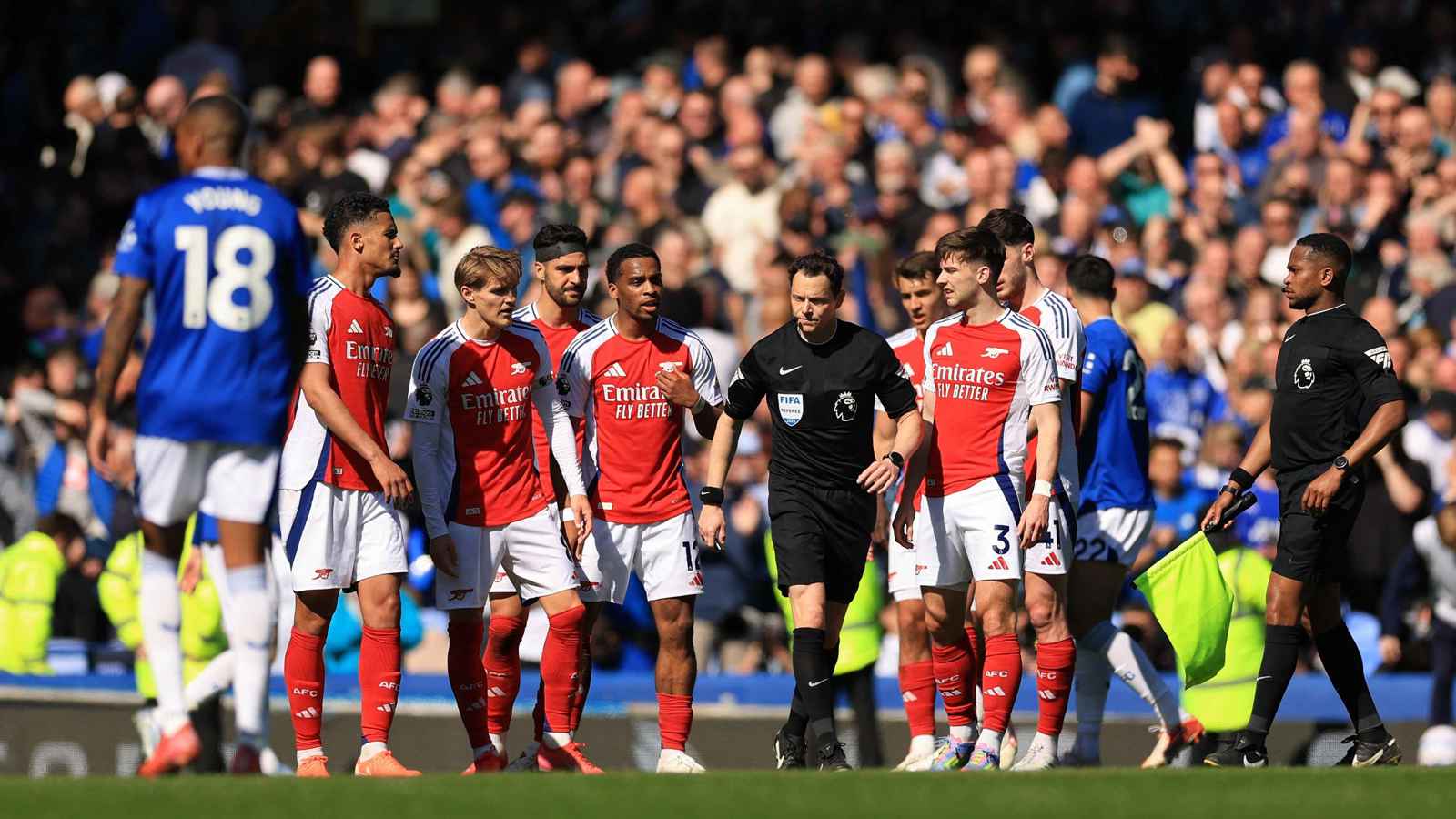 أول ظهور بعد التوقيع.. نجم آرسنال يحتفل مع صديقته في فيلا (فيديو)