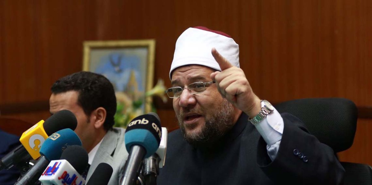 مصر.. "الأوقاف" تزيل لافتة مسجد حملت اسم مؤسس "جماعة الإخوان"