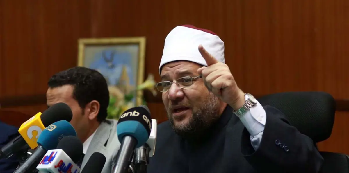 مصر.. "الأوقاف" تزيل لافتة مسجد حملت اسم مؤسس "جماعة الإخوان"