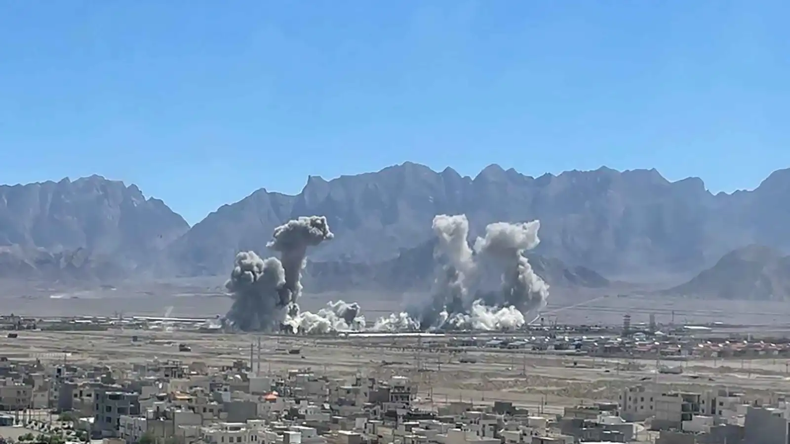 تصاعد دخان كثيف قرب مدينة يزد، وسط إيران