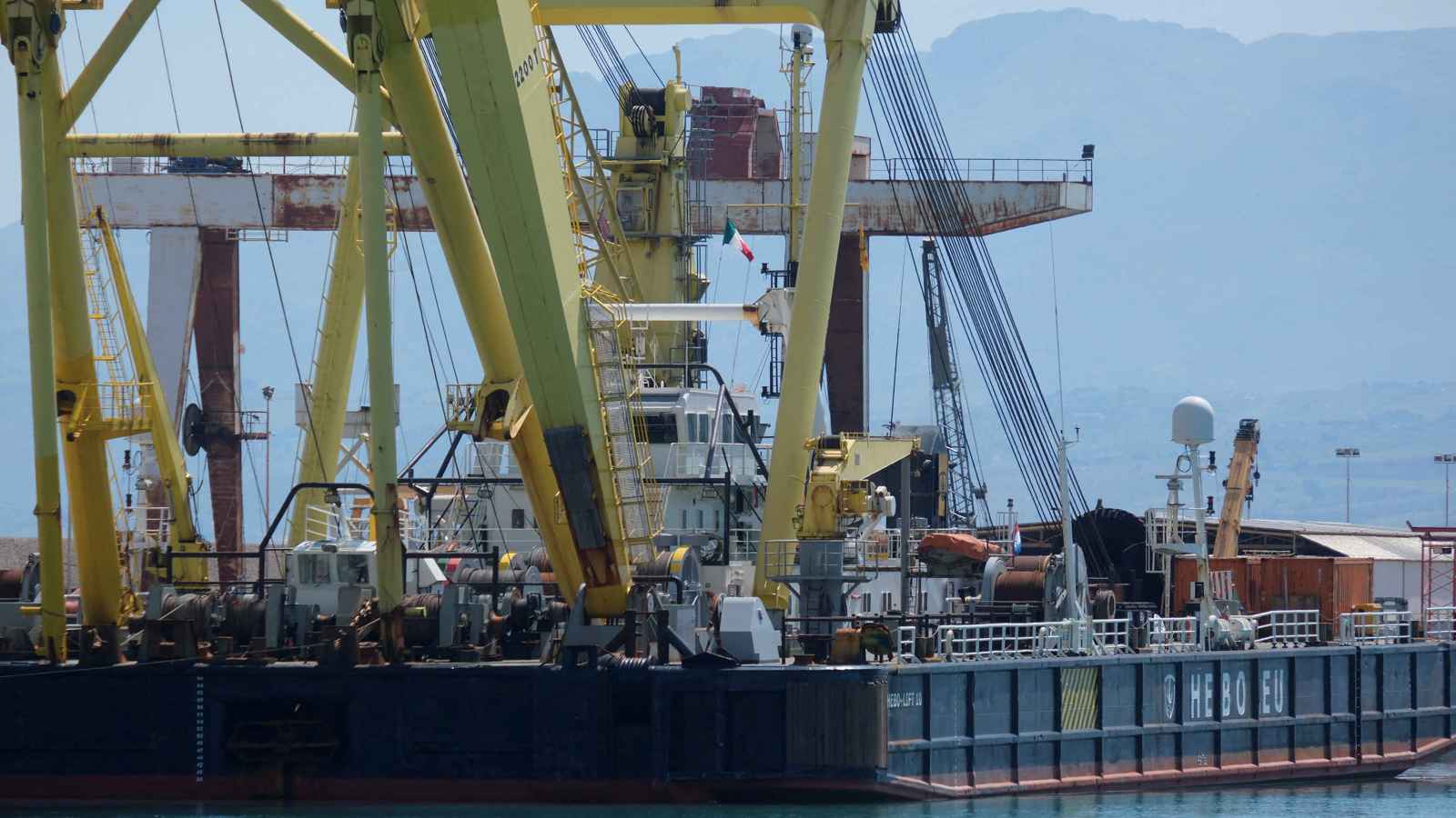 واشنطن تفرض عقوبات على شبكة تنقل النفط الإيراني إلى الصين