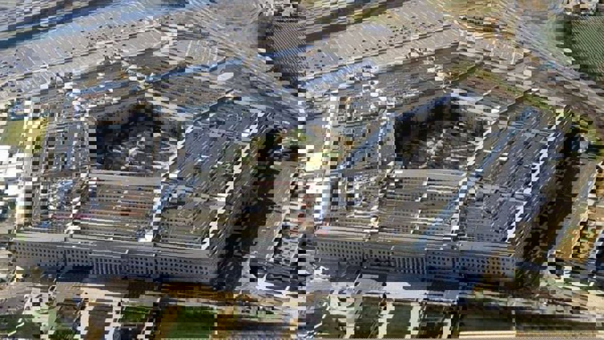 بعد زيارة بلينكين.. أمريكا تعيد للجزائر أحد المحتجزين في غوانتانامو