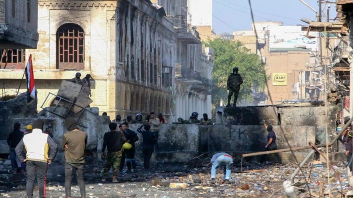 العراق.. إغلاق الطرق المؤدية لساحة "ثورة العشرين" و"مرقد الحكيم" بالنجف